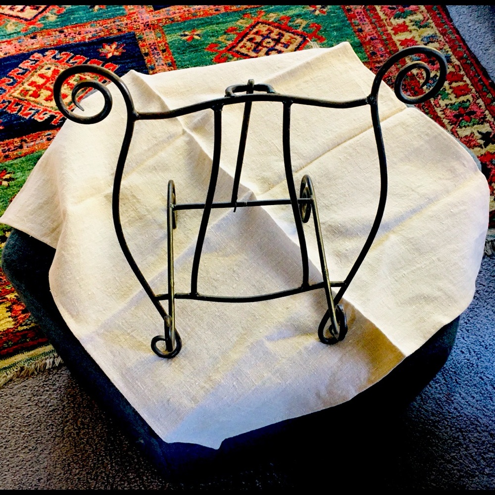 Book stand in curlicue distressed metal